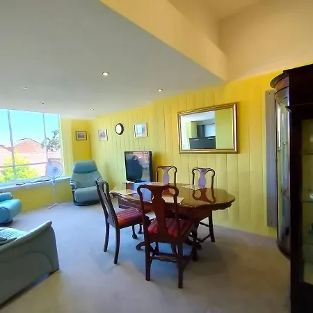 Stunning 2-Bed Listed Apartment In Taunton'S Historic Centre Exterior photo