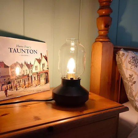 Stunning 2-Bed Listed Apartment In Taunton'S Historic Centre Exterior photo