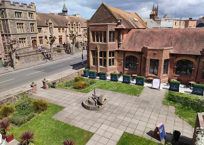 Stunning 2-Bed Listed Apartment In Taunton\'S Historic Centre